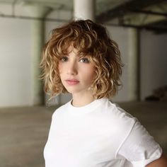 O corte de cabelo médio com franja é versátil e estiloso. Confira 45 fotos deste visual e se inspire no corte das celebridades para mudar o seu. Pelo Bob Ondulado, Brazilian Wigs, Hair Elegant, Emily Rudd, Colored Curly Hair, Short Curly Haircuts, Curly Hair With Bangs, Short Haircut, Hair Clips Girls