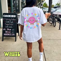 Sometimes you just need an oversized tee to get that lift in, or to just lounge around! No judging here! Either way, I know you'll love this "Doughnut Worry Be Happy" tee! :)  🦋 ✨Gildan brand  ✨Unisex Adult Sizing ✨100% Cotton ✨DTG (Direct To Garment) printing, which means the ink is directly printed into the fabric  ++SIZING ✨Please reference the sizing chart listed in the  photos before purchasing!  ✨Order 1-3 sizes up for an oversized fit! CARE ✨Wash inside out with like colors   ✨Machine wash cold. Tumble dry: medium heat; Do not iron; Do not dry-clean SHIPPING ✨Our items are made to order, but rest assured your items are normally shipped within 1-4 business days!  EXTRA ✨Please note, we DO NOT accept cancellations, returns or exchanges since all items are made to order. PLEASE confir Oversized Crew Neck T-shirt With Fun Style, Oversized Crew Neck T-shirt Fun Style, Gym Fit Oversized Shirt, Fun Oversized Letter Print T-shirt, White Relaxed Fit T-shirt For Birthday, Cute Oversized White T-shirt, Cute Oversized T-shirt For Streetwear, Casual Graphic Print T-shirt For Birthday, Fun Oversized T-shirt With Letter Print