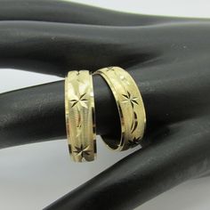 Set de 2 anillos de matrimonio en oro de 14k con corte diamantado. Los tamaños de los anillos son ajustables, porfavor anote los tamaños en la sección de personalización en la compra. anillos vienen en ancho 6mm. Set of 2 wedding bands in 14k gold with a diamond cut design. Ring sizes are adjustable, please note the sizes in the personalization section of checkout.rings they come in 6mm width Adjustable Gold Bridal Set For Formal Occasions, Adjustable Yellow Gold Jewelry For Marriage, 14k White Gold Couple Rings For Anniversary, Heirloom Adjustable Diamond Cut Ring, 14k Gold Engraved Ring With Diamond Cut For Wedding, Gold Rings With Decorative Band For Marriage, Adjustable 14k Stamped Wedding Jewelry, Engraved Gold Rings For Marriage, 14k Gold Rings With Decorative Band For Marriage