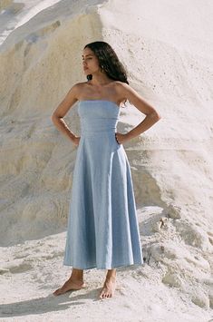 Statement Heels, Flowy Summer Dresses, Chic Flats, Simple Accessories, Strapless Neckline, Dressy Dresses, Bustier Dress, Flowy Skirt, Tiered Skirt