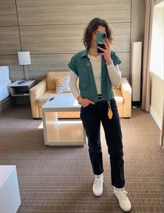 #fitcheck #falloutfitideas #masc #mascoutfitideas #outfitideas #wlw #lgbtq #tomboy #tomboystyle #mascwomenstyle # fall #outfits #ootd #workwear #mascstyleinspo #falloutfits2022 #androgynous #androgynousstyle #coffeeshopstyle #datenightoutfit Professional Lesbian Outfits, Business Casual Lesbian Outfits, Vintage Lesbian Outfit, Women’s Masculine Fashion, Professional Outfits Masc Women, Masc Lesbian Christmas Outfit, Tomboy Button Up Outfit, Queer Smart Casual, Women In Stem Outfit