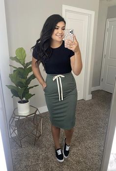 Bodycon Skirt Outfit Casual, Casual Dress Attire, Modest Fashion Ideas, Pencil Skirt Casual, Modest Casual Outfits, Thanksgiving Outfit Women