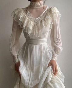 Lace Victorian Dress, Victorian Lace Dress, White Prom, Modest Wedding Dress, Fest Outfits, Look Retro, White Prom Dress, Prom Dresses Modest