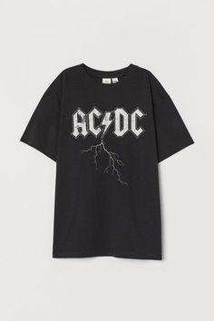 Oversize Tshirt Outfits, Flipagram Instagram, Oversize Fashion, Art T Shirt, Tshirt Outfits, Ac Dc, Mode Vintage, Look Cool