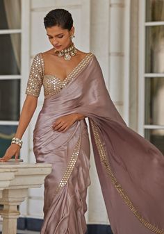 Blouse Designs For Satin Silk Saree, Saree For Women Wedding, Pastel Red Saree, Satin Sarees With Designer Blouses, Classy Salwar Suit, Rose Gold Colour Saree, Pastel Indo Western Outfits, Party Wear Sarees For Women, Sangeet Saree Outfit