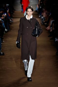 Miu Miu Ready To Wear Fall Winter 2024 presented during Paris - Ready To Wear Fall Winter 2024 Source Miu Miu Ready To Wear, Elegant Jeans, Dior Ready To Wear, Trendy Fall Fashion, Jeans Trend