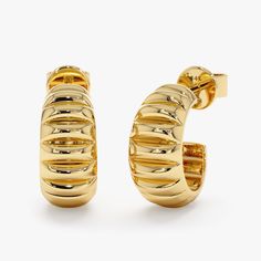 14k Thick Texture Hoops, Solid Gold Hoop Earrings, SOLD AS A PAIR, Chic Trendy Textured Hoop, Minimalistic Everyday Wear, Must-have, Ila ✔ Handmade ✔ Solid Gold ✔ Diameters: Outer 13.5mm Inner 9.5mm ✔ Width: 6mm Elevate your everyday style with these handcrafted solid gold huggie earrings. Their unique ribbed design adds a touch of modern texture, while the curved silhouette flatters the earlobe. Choose from classic yellow, elegant white, or romantic rose gold for a touch of handcrafted luxury. Memory Ring, Gold Huggie Earrings, Modern Texture, Solid Gold Bracelet, Solid Gold Necklace, Name Jewelry, Solid Gold Rings, Initial Jewelry, Eternity Ring Diamond