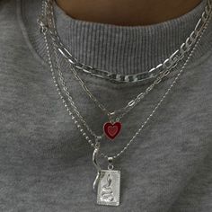 Silver Jewelry Street Style, Stacked Necklaces Silver Grunge, Simple Silver Chain Necklace, Streetwear Jewelry Silver, Accessories Aesthetic Silver, Jewelry Silver Necklaces, Necklace Stacks Silver, Silver Jewelry Stack Necklace