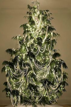 Pearl Tree Decorations, Christmas Tree With Pearls, Christmas Tree With Large Ornaments, Pearl Christmas Decorations, Christmas Tree Pearls, Christmas 2024 Trends, Pearl Christmas Tree, Glamorous Christmas Tree, Pearl Christmas