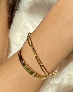 Solid 14K Large Paperclip Bracelet - So modern, so in! - Italian made - Solid heavy weight, insanely sturdy. - Two sizes available - Easily adjusted to another link by using the lobster lock - Can add pendants for an extra chic look. - 5mm width - Single link: 16.3mm length - Last pictures shows medium paperclip vs. large paperclip. Luxury Tarnish-resistant Chain Link Paperclip Bracelet, Luxury Durable Chain Link Paperclip Bracelet, Modern Gold Chain Bracelet With Box Clasp, Gold Inspo, Stylish Outfits Casual, Paperclip Bracelet, Cross Choker, Modern Bracelets, The Lobster