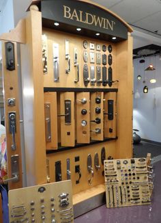 a display case filled with lots of different types of knives