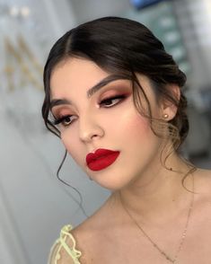 Red Lipstick Makeup Looks, Black Smokey Eye Makeup, Red Lips Makeup Look, Makeup Ojos, Makeup Life Hacks, Gold Makeup Looks, Red Lipstick Makeup, Rhinestone Makeup, Viva Magenta