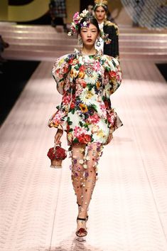 Dolce And Gabbana Floral, Dolce And Gabbana Fashion Show, Chicken Soup For The Soul, Dolce And Gabbana Fashion, Soup For The Soul, Inspirational Stories, Pant Suits, 2017 Fashion Trends, Spring Fashion Outfits