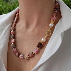 Rhodonite pearl necklace for women. Chunky statement natural gemstone beaded necklace for women. Large pink white gold handmade necklace with gemstone. Bohemian bright necklace in gold color are suitable for an casual look, evening look and for a holiday. These necklace will be a good Christmas, anniversary, wedding or birthday gift for women, mom, wife, girlfriend, sister or daughter. Women's necklace with natural stone. It emphasizes the beauty of your neck and adds charm to your look. FAST FR Elegant Agate Beaded Necklace With Stones, Trendy Pink Beaded Necklace With Large Beads, Pink Gemstone Beaded Necklaces For Wedding, Elegant Pink Gemstone Beaded Necklaces, Unique Luxury Pink Beaded Necklaces, Luxury Pink Gemstone Beaded Necklaces, Wedding Necklace Simple, Gold Handmade Necklace, Simple Elegant Necklace