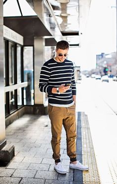 40 Ways to Style Your Guy (Mens Outfits) Casual Wedding Outfit, Khaki Joggers, Vans Outfit, Outfits Woman, Wedding Outfit Men, Outfits Hombre, Joggers Outfit, Foto Tips, Mens Joggers