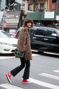 How To Style Converse, Mica Arganaraz, Leopard Fur Coat, Converse Outfits, Leopard Print Coat, Look Retro, Outfits With Converse, Combat Boot, Print Coat