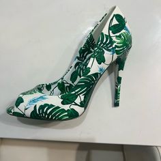 Nwt Aldo Palm Print Patent Leather Heels. Absolutely Beautiful And So Fun For Summer! White Floral Print Party Heels, White Floral Print Closed Toe Heels, Chic White Heels With Floral Print, Chic White Floral Print Heels, Casual White Heels With Floral Print, Sparkle High Heels, Aldo Heels, Tan Heels, Square Toe Heels