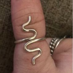 925 Sterling Silver Wire Swirl Squiggle Sine/Cosine Heartbeat Waves Ocean Adjustable Ring. New Unique Artisan Creation. Perfect Gift Idea! If You Want It, Don’t Let It Get Away Send Me An Offer! I Love To Do Bundle Order Discounts! Boho Rings Gold, Fossil Ring, Stretchy Rings, Waves Ocean, Moon And Star Ring, Engagement Rings Marquise, Vintage Style Rings, Agate Ring, Handmade Gold