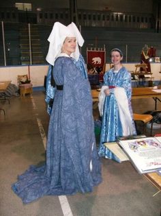 Houppelande and Butterfly Hennin – sevenstarwheel Houppelande Pattern, Historic Dresses, Historical Clothes, Silly Hats, Medieval Woman