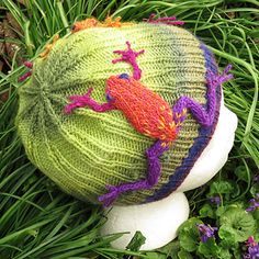 A beanie in three sizes featuring a grass pattern with frogs jumping through. The beanie is knitted in the round, and the frogs are knitted separately and sewn onto the hat. Instructions are given for a small and large frog. Make as many of either size as you want for your beanie. The small frog is a good fit for the 18” beanie. Dinosaur Hat, Beanie Knitting, Grass Pattern, Knitted Hats Kids, Hat Knitting Pattern, Fox Ears, Hat Knitting, Crochet Socks, Baby Hats Knitting