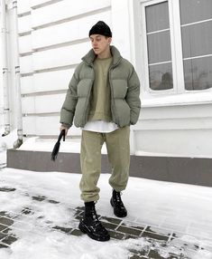 Mens Platform Converse Outfit, Snow Men Outfit, Men Puffer Jacket Outfit, Winter Puffer Jacket Outfits, Snow Outfit Men, Puffer Jacket Outfit Men, Winter Outfits Men Streetwear, Outfits Men Streetwear, Winter Jacket Outfits