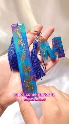 Prende a realizar piezas en resina Resin Art Canvas, Diy Resin Mold, Resin Bookmarks, Resin Art Supplies, Epoxy Resin Diy, Keychain Craft, Diy Resin Projects, Shell Crafts Diy