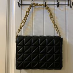 Nwt Color Is Black Similar Style To That Of Bottega Veneta Has Nice Heavy Metal Chain I Have The Same One In Different Colors! Zara Purse, Turquoise Bag, Hat Jewelry, Zara Handbags, Yellow Purses, Chunky Gold Chain, Denim Shoulder Bags, Zara Bags, Zara Leather