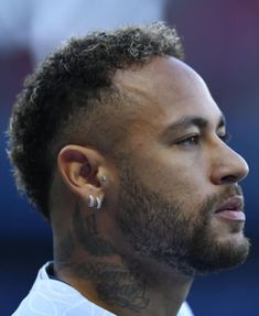 Neymar Jr Earrings, Men Earing Ideas, Neymar Earrings, Nose Piercing Men, Men Ear Piercing, Ear Picture