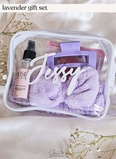 the lavender gift set is packaged in a clear plastic case with its contents on it