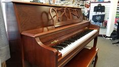 an old piano is sitting in a shop