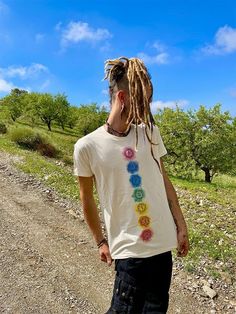 cream colored t-shirt with the 7 chakras in the colors of the rainbow on the chest ॐ Ideal for yoga and meditation, especially in Kundalini Yoga, the colors cream, white and yellow are preferred because it has a positive effect on the individual and collective energy field. The chakras are energy centers between our physical - and our astral bodies. They are connected by energy channels. Each chakra has a certain quality, for example mental clarity, creativity, love, vital strength ... material: White Relaxed Fit T-shirt For Festival, Hippie White Short Sleeve T-shirt, Hippie Style White Short Sleeve T-shirt, White Relaxed Fit Hippie T-shirt, Collective Energy, Kundalini Energy, The 7 Chakras, The Colors Of The Rainbow, Hippie Movement