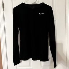 Nwt Nike Womens Training Long Sleeve Dri Fit. Smoke Free Home. Size Medium. Nike Long Sleeve Outfit, Nike Drifit Shirts, Training Outfit Women, Nike Clothes Women, Nike Women Outfits, Nike Long Sleeve Shirt, Nike Running Shirt, Soccer Outfits, Tops Nike