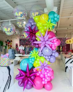 balloons and streamers are arranged in the shape of a star on a store floor