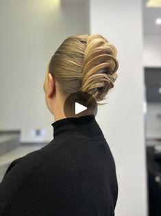 3.1M views · 43K reactions | Elegancka fryzura w kilka minut? Zobacz, jak szybko stworzyć biznesowy look, który zrobi wrażenie! 💼✨ Idealna na każdą okazję – szybka, prosta i zawsze stylowa. #biznesowafryzura #szybkiefryzury #eleganckafryzura#szkoleniafryzjerskie #szkoleniefryzjerskie | Monika Sidor Missi