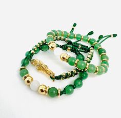 Set de 3 pulseras con San Judas Tadeo en oro laminado en color verde/blanco pulseras Unisex , minimo cierre desde 7" pulgadas y maximo hasta 8.5" pulgadas contenido: 1 pieza pulsera elastica hecha a mano con piedra natural Jade verde 8mm 1 pieza pulsera en tejido macrame hecha a mano con piedra Jade verde y cuarzo blanco 8mm 1 pieza pulsera en tejido torsal San Judas Tadeo y bolas de oro laminado 4mm tejido con hilo verde #9 Material: bolas de oro laminado 4mm, 6mm, 8mm bolas natural jade verde 8mm bolas cuarzo blanco 8mm espaciador de oro laminado 8mm medalla de San Judas Tadeo oro laminado  hilo Nylon reforzado verde  #18, #9 Traditional Adjustable Jade Bracelets, Traditional Adjustable Jade Bracelet, Gold Jade Beaded Bracelets For Spiritual Purposes, Gold Jade Beaded Bracelets For Spiritual Wear, Spiritual Gold Jade Beaded Bracelets, Gold Beaded Bracelets With Jade Natural Stones, Gold Jade Beaded Bracelets With Natural Stones, Traditional Green Hand Wrapped Bracelets, Gold Beaded Jade Bracelets