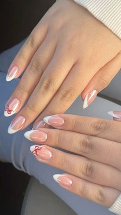 Christmas Nails Pink French Tip, Bow French Tip Nails Almond, Chrome French Tip With Bow, Cute Christmas Nails Bows, Bow Nail Designs Christmas, Pink And Red Christmas Bow Nails, Bow Xmas Nails, Christmas Nail Ideas French Tips, Bow Nail Inspo Almond