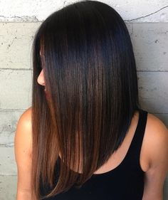 Coupe courte 2020. Long Angled Haircut, Class Hairstyles, Angled Haircut, Aline Bob, Angled Bob Hairstyles, Funky Short Hair, Long Bob Haircuts, Short Hair Balayage, Haircuts Straight Hair