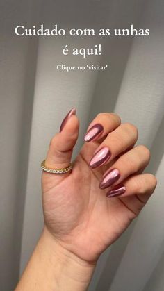 Já não sabe mais o que fazer para ter unhas bonitas como a da foto, acesse o perfil e pegue as dicas.  #inspiracaounhas #unhasestilosas #unhaselegantes #unhasousadas #unhasfrancesinha #unhadecorada #esmaltacao #autumnnails #ideiasparaunhasdopé #unhas2023 #belezaeestetica #unhasdecoradasalmonddelicadas #manicure #nailsdesigner Pink Mirror Nails, Pink Metallic Nails, Trend Nails, Milky Nails, Chrome Nails Designs, Wow Nails, Nail Drawing