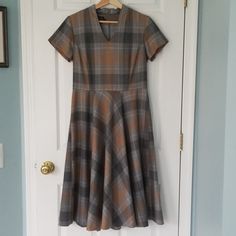 Like New Woollen Dress From Pendleton! A Classic Look With A Neutral Plaid. Sublimation Ideas Projects Inspiration, Woolen Dresses, Audrey Dress, Sublimation Ideas, Classic Looks, Checks, Like New, Midi Dress, Plaid