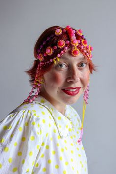 Art deco inspired Pink & Yellow, super bright and cheerful beaded flapper headpiece 1920's burlesque forehead jewelry piece. Such a joyful pink headdress made of pink  agate stones and glass beads. Colorful beaded headdress made of bead embroidery technique, it is light and easy to wear. The size of hair piece is adjustable, but would be amazing if you leave your head circumference under your order. Such a bright headpiece will make you feel extra happy and brings many good and warm emotions dur Gatsby Hair Accessories, Great Gatsby Hair, Great Gatsby Hairstyles, Beaded Headdress, Headdress Art, Forehead Jewelry, 1920s Great Gatsby, Gatsby Hair, Flapper Headpiece