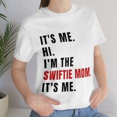 a woman wearing a t - shirt that says it's me, i'm the swiffie mom