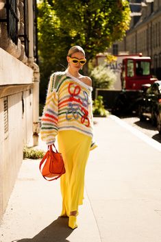 Creative Street Style, Cool Street Fashion 2023, Crochet Street Style, Mode Coachella, Fashion Week Ss23, Workwear Outfits, Oversize Sweater, City Of Love