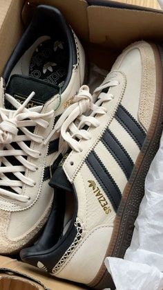 Adidas Sambas Aesthetic, Sambas Shoes, Sambas Adidas Women, Surfergirl Style, Estilo Hipster, Adidas Handball