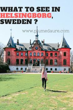 a woman walking in front of a red building with the words que voir a helsingborg en sude?