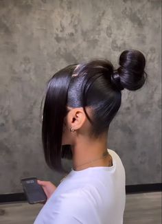 Trending Ponytail Hairstyles 2023, Slick Bun Hairstyles For Black Women, Sleek Hairstyles Black Women, Cheap Hairstyles For Black Women, Good Food Ideas, Slick Styles, Slick Ponytail, Sleek Ponytail Hairstyles, Black Ponytail Hairstyles