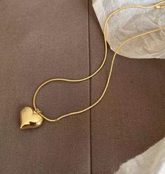 Silver Necklace Simple, Modern Gold Jewelry, Gold Bride Jewelry, Gold Rings Fashion, Jewelry Accessories Ideas, Heart Pendant Gold, Christy Turlington, Gold Bangles Design, Bridal Gold Jewellery Designs