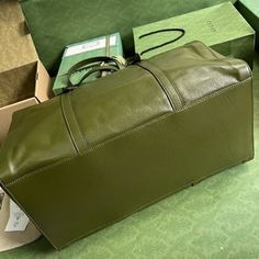 “With a full set of original green gift bag” decorated with the same color double G large tote bag. In previous collections, tone-on-tone accessories have been used to adorn small leather goods, which is also used in this collection of luggage. Enamel details add a soft touch to the iconic Double G, making this travel accessory even more understated. It adds elegant branding appeal to the design on this large forest green leather tote bag. Forest green leather, forest green en Gg Marmont Bag, Small Luggage, Elegant Branding, Lv Purse, Quilted Tote Bags, Lv Handbags, Green Gifts, Lv Belt, Handbag Straps