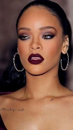 Dark Lipstick Looks Blondes, Burgundy Make Up Looks, Plum Lipstick Makeup Look, Matte Lipstick Black Women, Burgundy Lipstick Makeup, Dark Lip Makeup Look, Plum Makeup Look, Dark Red Lipstick Makeup