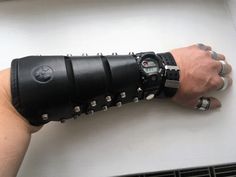 Bracelets Steampunk, Steampunk Watches, Armor Clothing, Tactical Wear, Hand Accessories, Leather Carving, Armor Concept