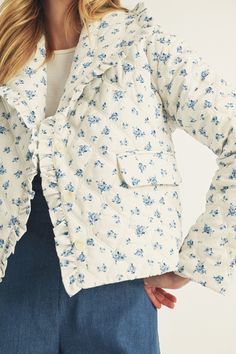 ruffle collar front pocket detail blue floral pattern Sorority Dresses, Blue Floral Fabric, Rose Quilt, Puff Jacket, Floral Patchwork, Blue Floral Pattern, Quilted Puffer Jacket, Patchwork Jacket, Printed Quilt